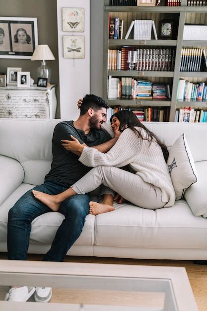 Una pareja joven haciendo el amor: video de stock ...